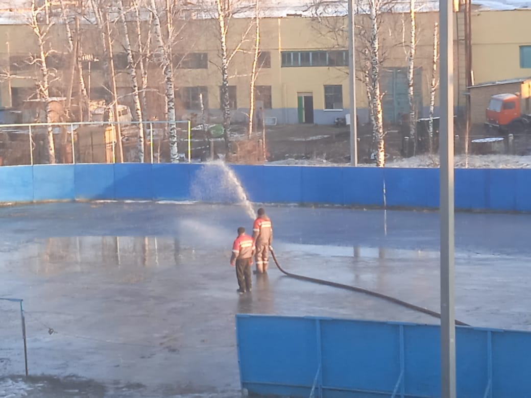 С установлением устойчивой морозной погоды в Мокшанском районе полным ходом продолжается работа по заливке хоккейных и ледовых площадок. 