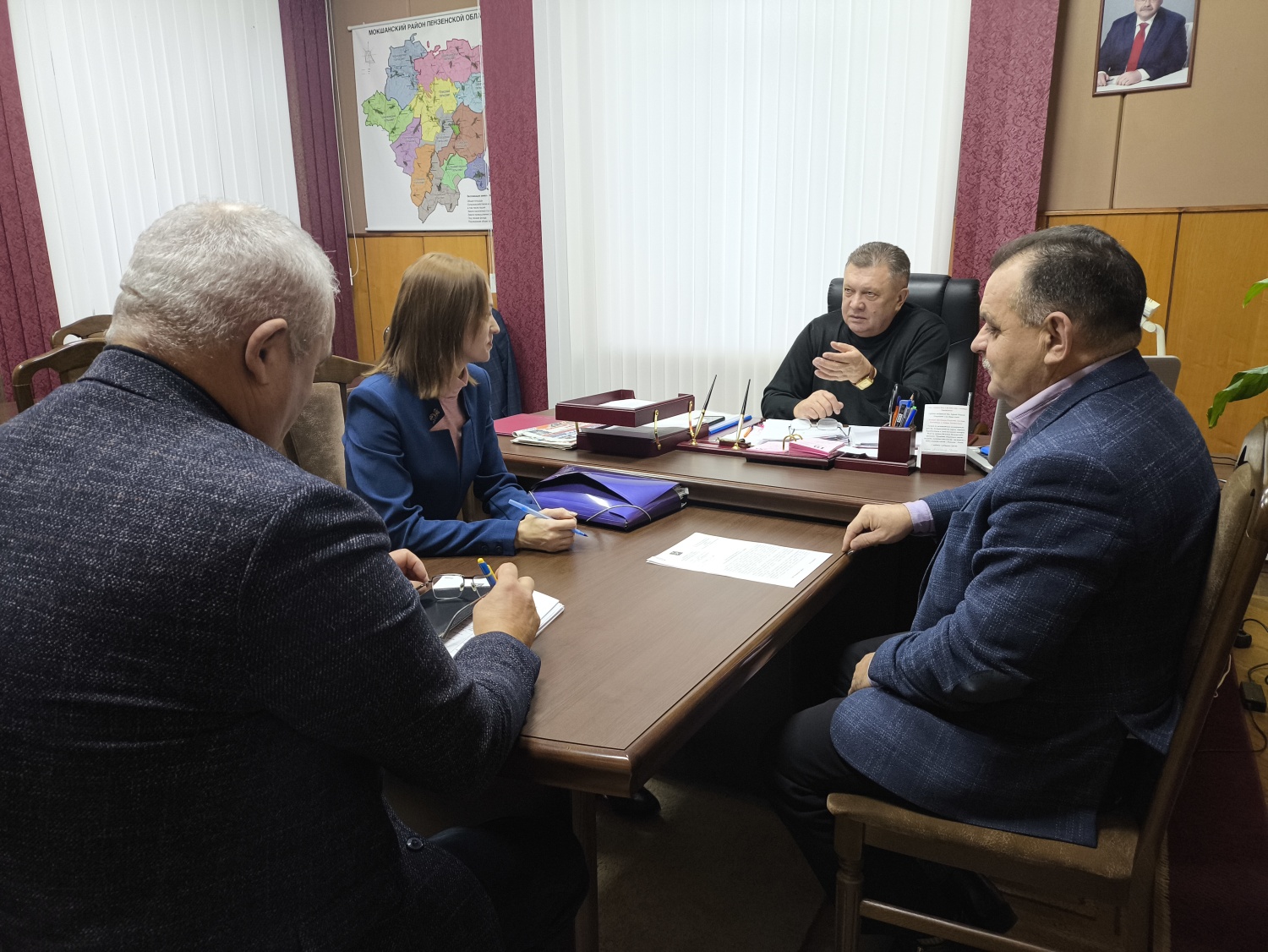 Глава Мокшанского района Н.Н.Тихомиров провел совещание