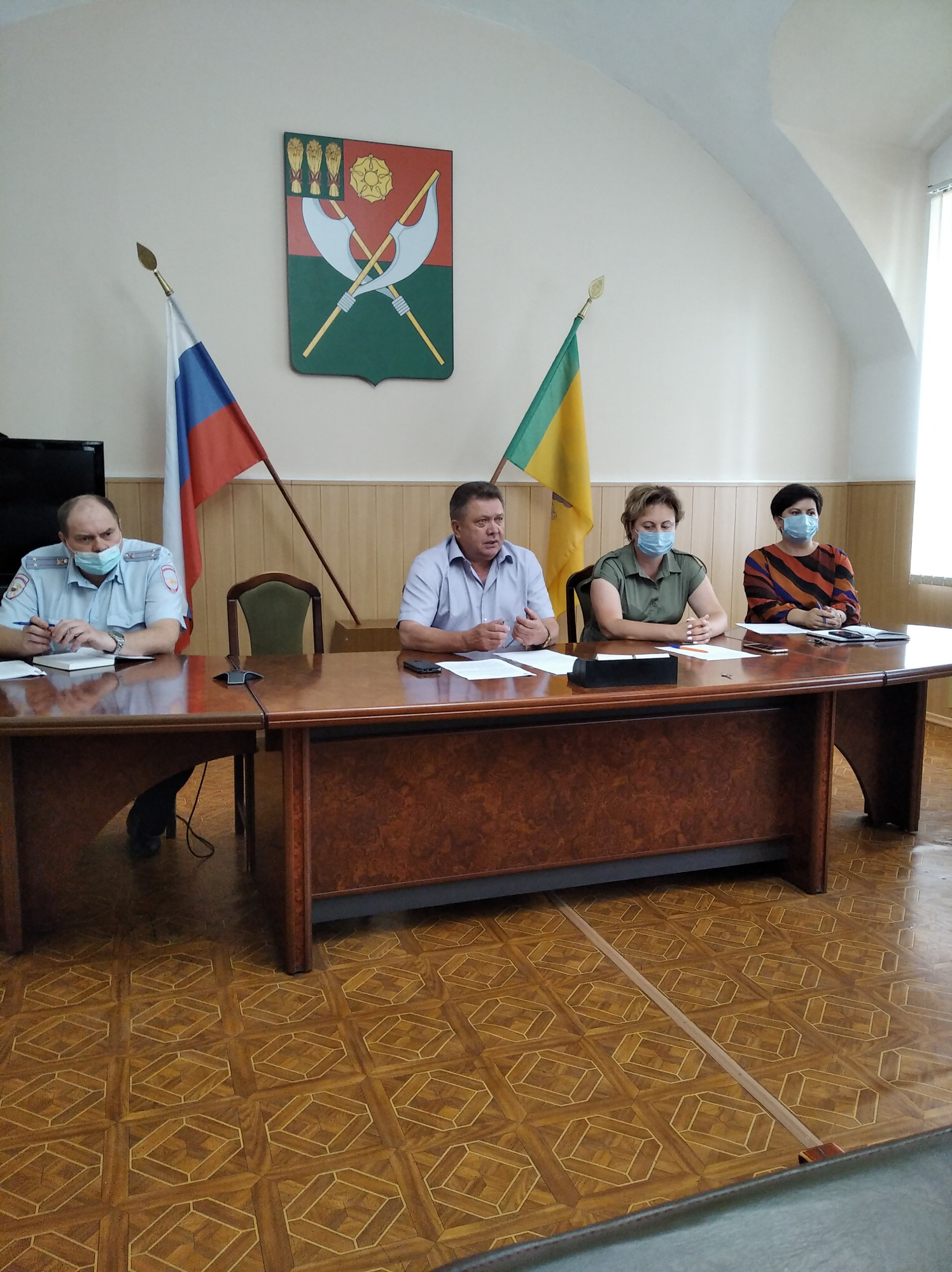 01.07.2021 года  глава администрации Мокшанского района Н.Н. Тихомиров провел  совещание  с собственниками торговых организаций, реализующих алкогольную продукцию, по контролю продажи такой продукции несовершеннолетним гражданам.