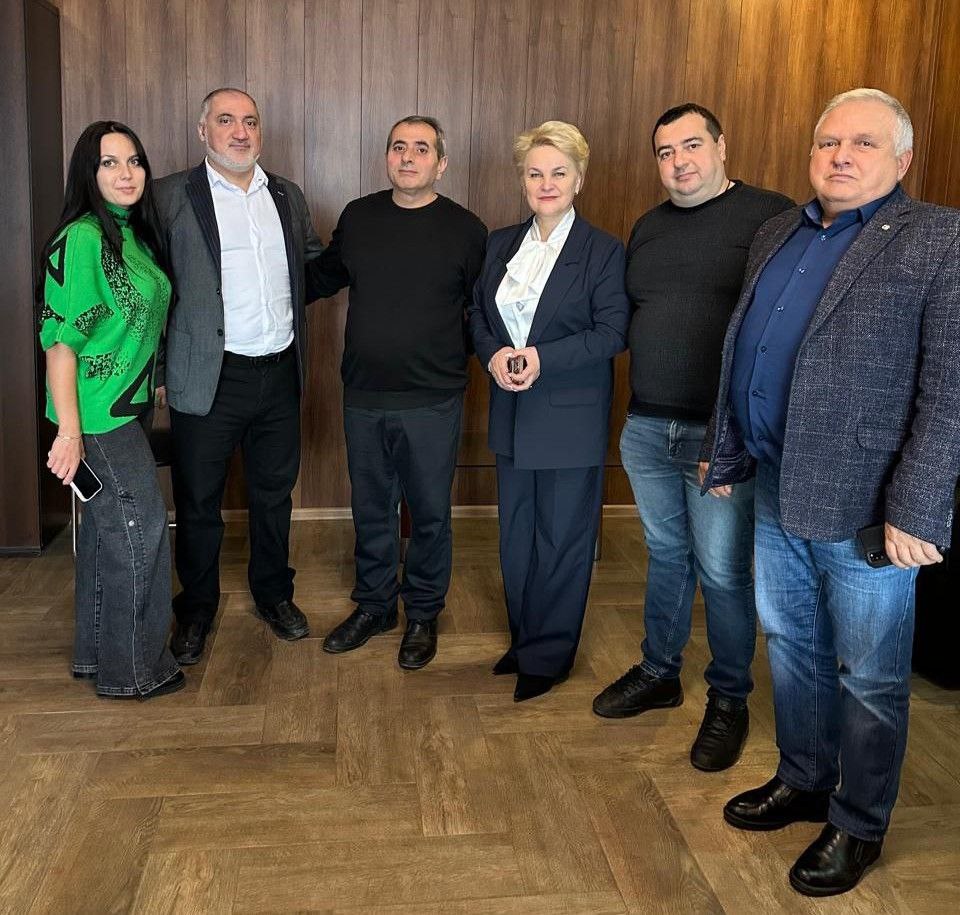 Исполняющий полномочия главы Мокшанского района Решетченко А.В. с рабочим визитом посетила тепличный комплекс «Мокшанские розы». Исполняющий полномочия главы Мокшанского района Решетченко А.В. с рабочим визитом посетила тепличный комплекс «Мокшанские розы».