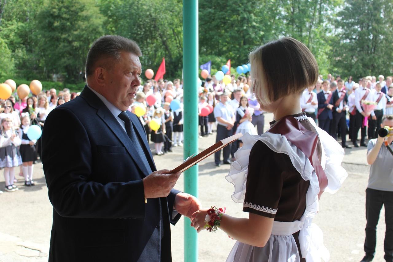 В Мокшанском районе 25 мая на торжественных линейках выпускникам школ были вручены золотые и серебряные знаки ВФСК ГТО. 