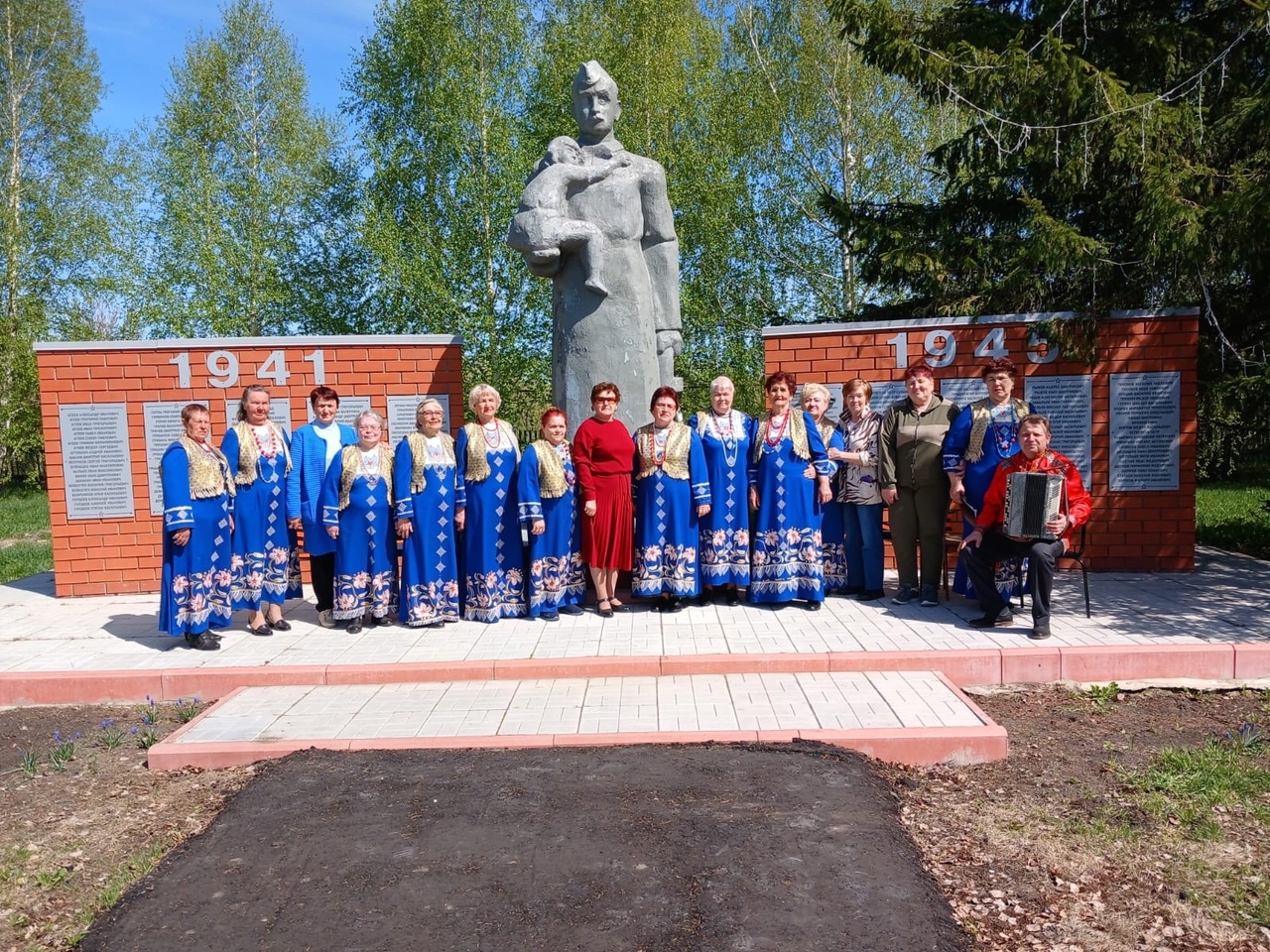 В преддверии великого праздника Дня Победы автоклуб и Народный хор ветеранов (руководитель А. Данин) посетили с. Засечное с концертной программой «И песни тоже воевали».