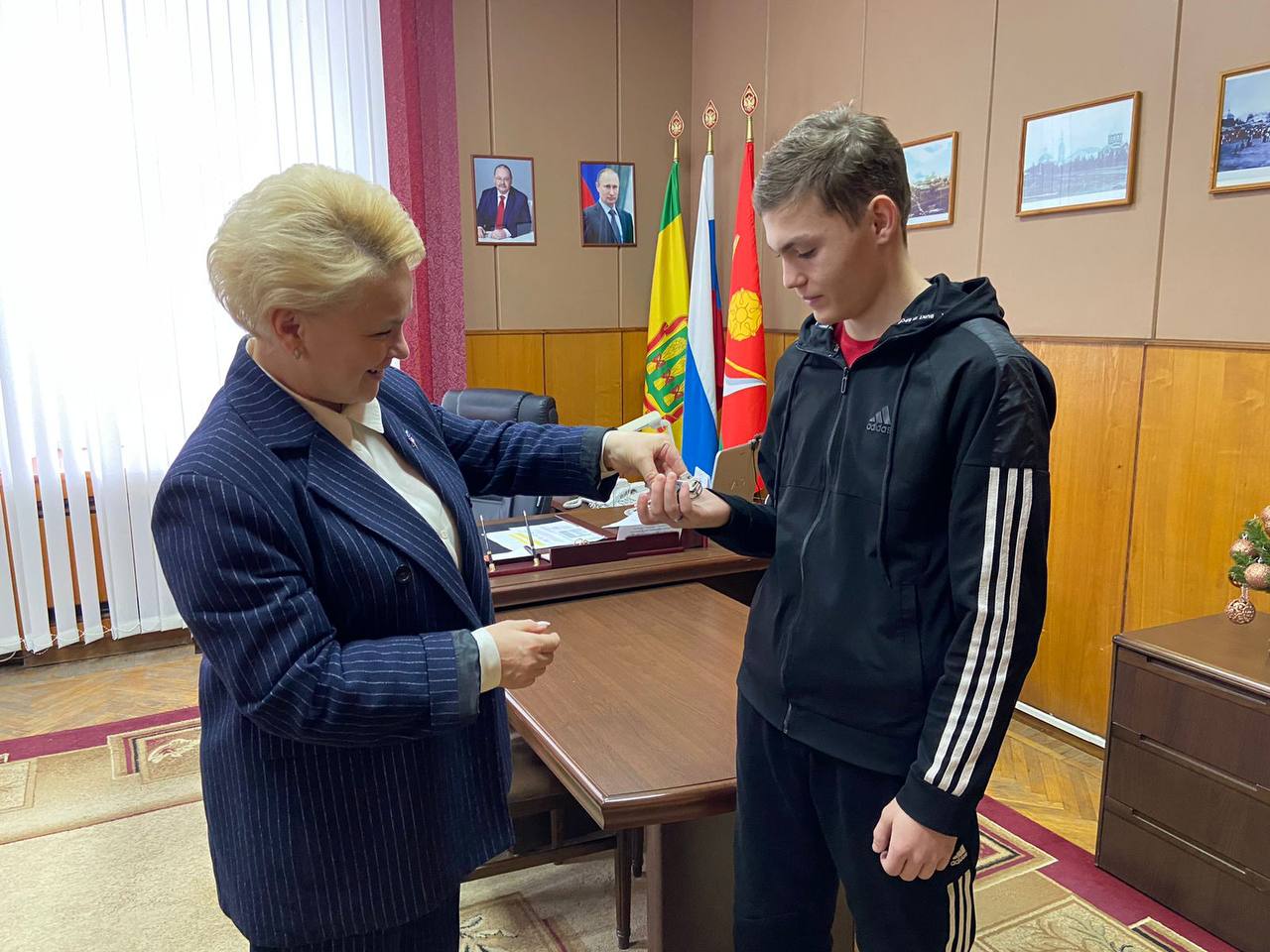 Исполняющий полномочия главы Мокшанского района Решетченко А.В. вручила ключи от квартир детям - сиротам
