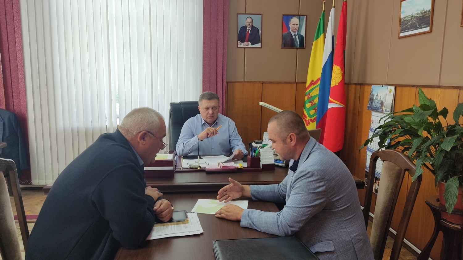 Глава Мокшанского района Н.Н.Тихомиров провел очередной прием граждан. Глава Мокшанского района Н.Н.Тихомиров провел очередной прием граждан.