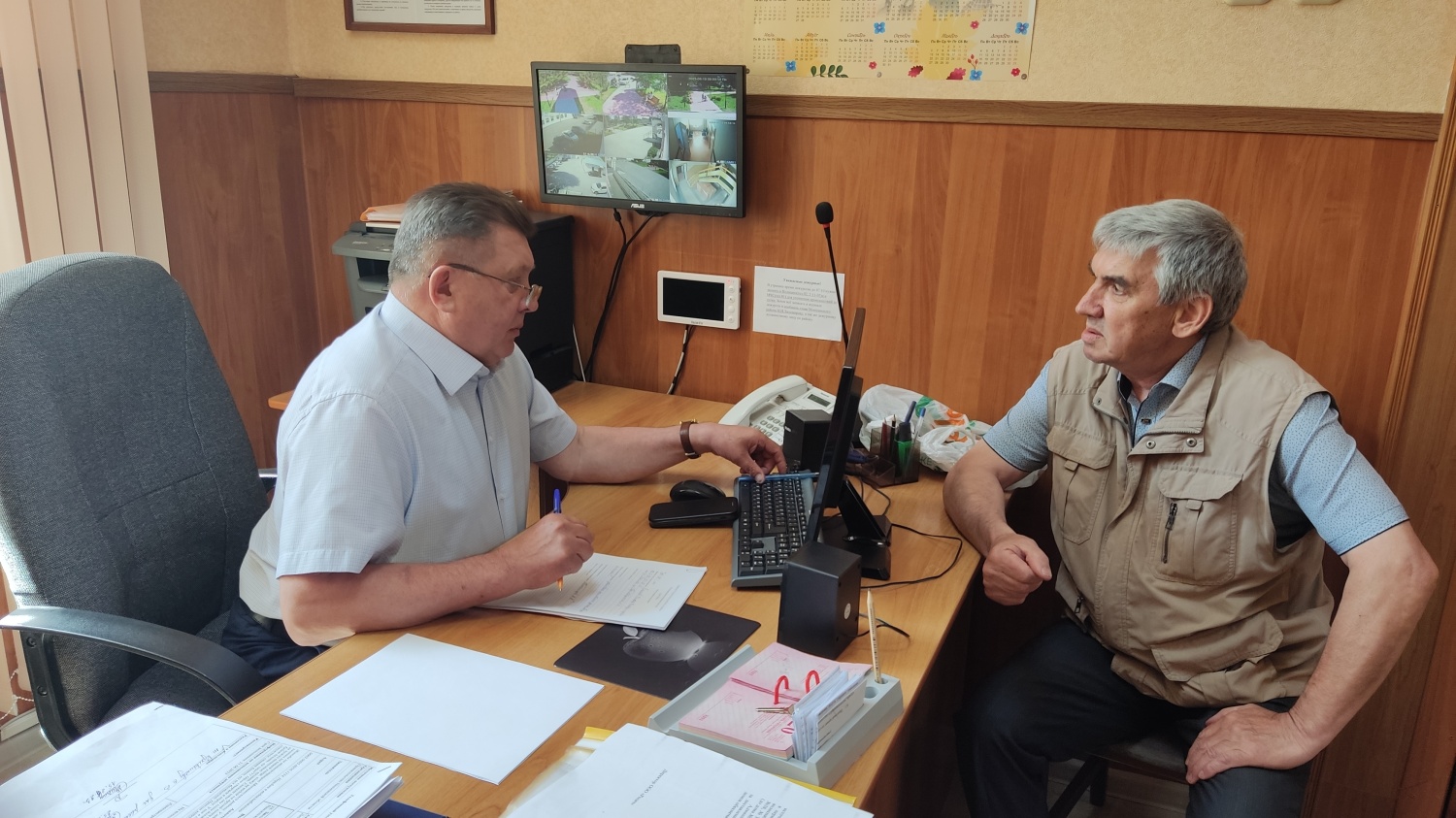 Глава Мокшанского района Н.Н.Тихомиров провел очередной прием граждан. Глава Мокшанского района Н.Н.Тихомиров провел очередной прием граждан.