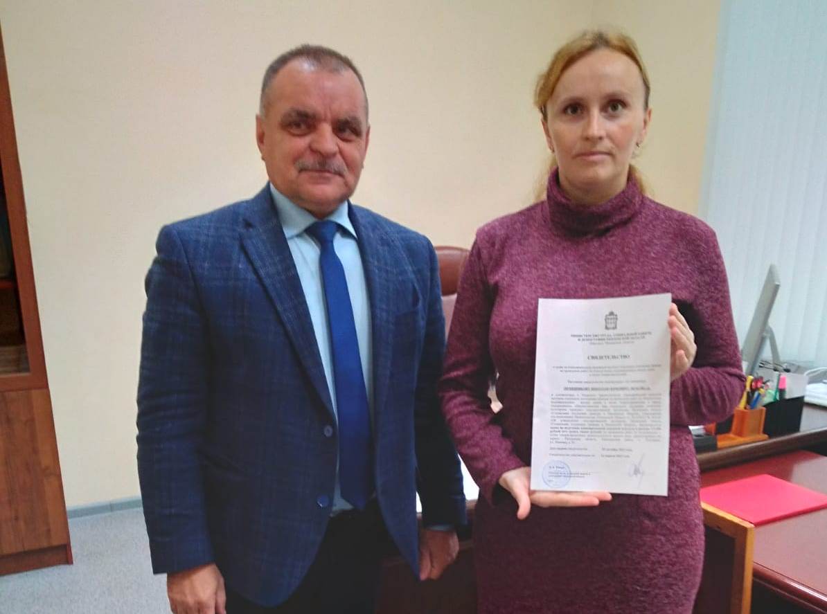 19 октября 2022 года и.о.главы администрации Мокшанского района С.В.Кривенков вручил Свидетельство о праве на единовременную денежную выплату в размере 110 000 рублей многодетной малообеспеченной семье 19 октября 2022 года и.о.главы администрации Мокшанского района С.В.Кривенков вручил Свидетельство о праве на единовременную денежную выплату в размере 110 000 рублей многодетной малообеспеченной семье