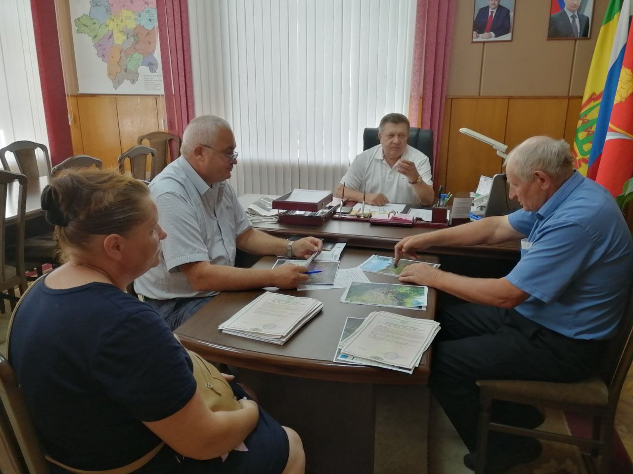 Глава Мокшанского района провел встречу с многодетной семьей по вопросу земельных отношений