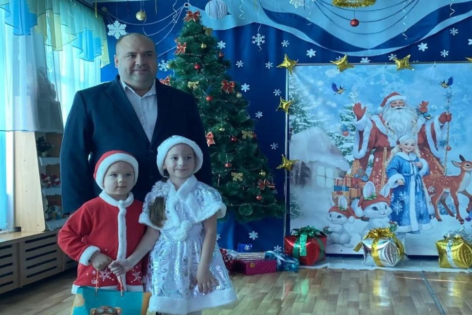 Алексей Елисеев был приглашён на утренник в детский сад "Ягодка" с. Симбухово