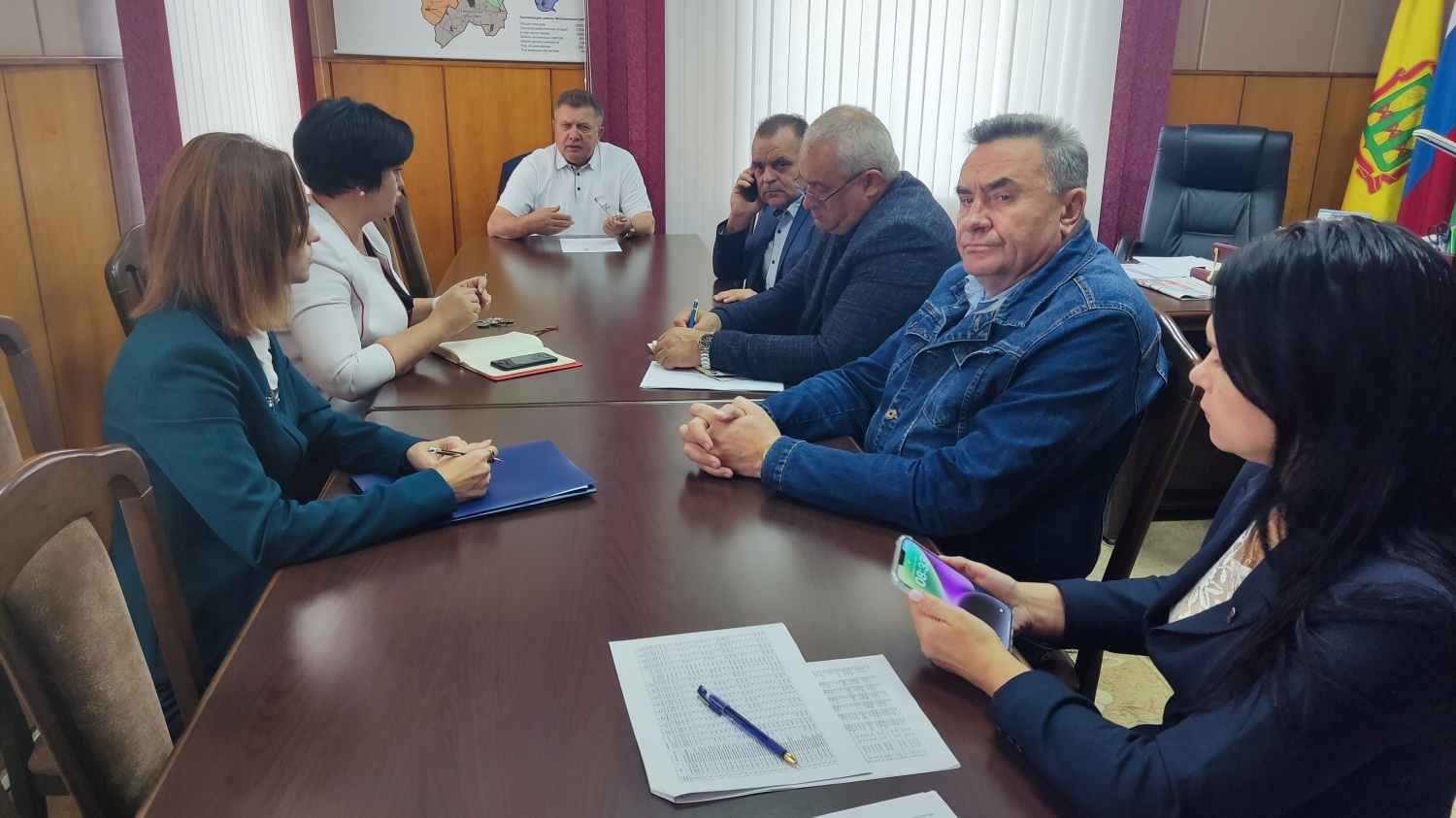 Глава района провел еженедельное рабочее совещание