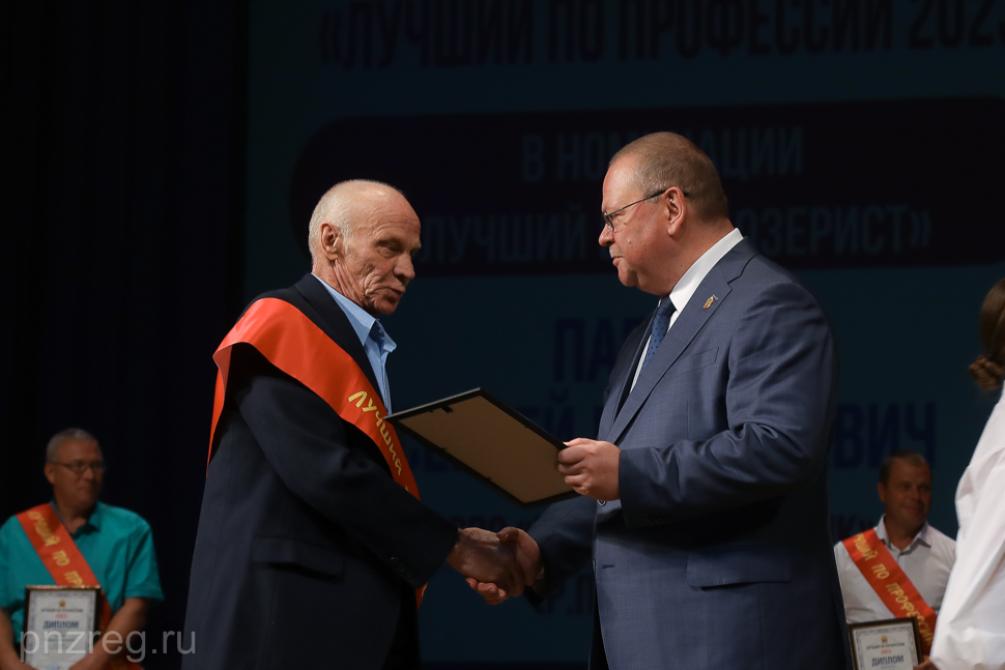 Олег Мельниченко вручил награды победителям и призерам конкурса «Лучший по профессии-2023» Олег Мельниченко вручил награды победителям и призерам конкурса «Лучший по профессии-2023»