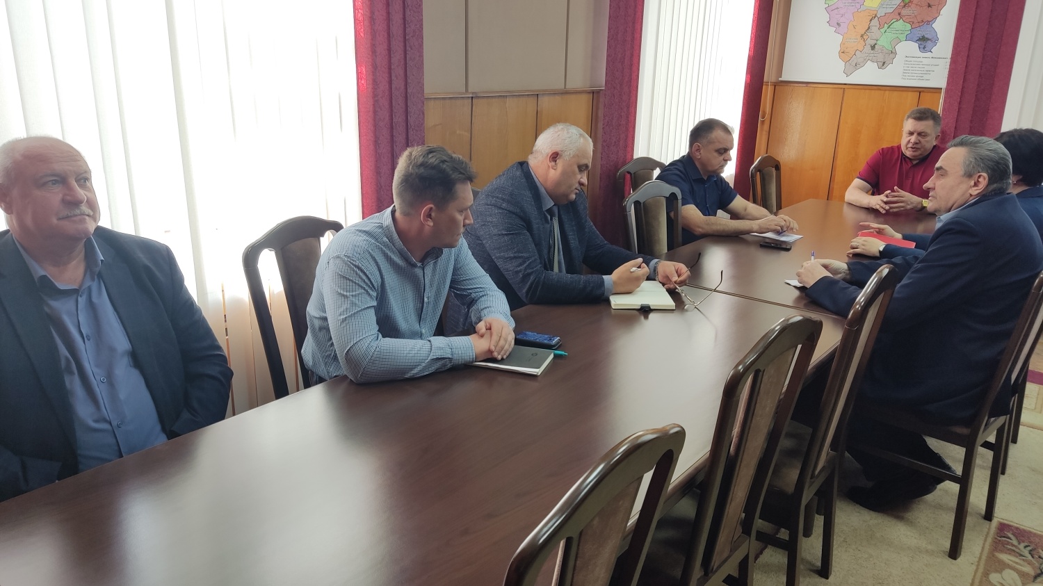 Глава Мокшанского района Н.Н.Тихомиров провел рабочее совещание.