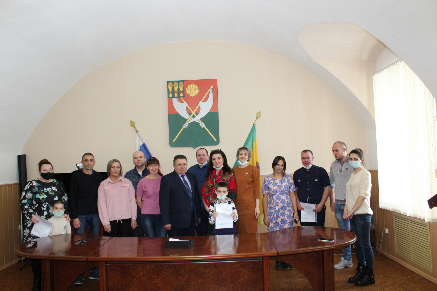 Сегодня, 18.01.2021 года, в актовом зале районной администрации прошло торжественное вручение жилищных сертификатов о праве на получение социальной выплаты на приобретение или строительство жилья при рождении первого ребенка. 