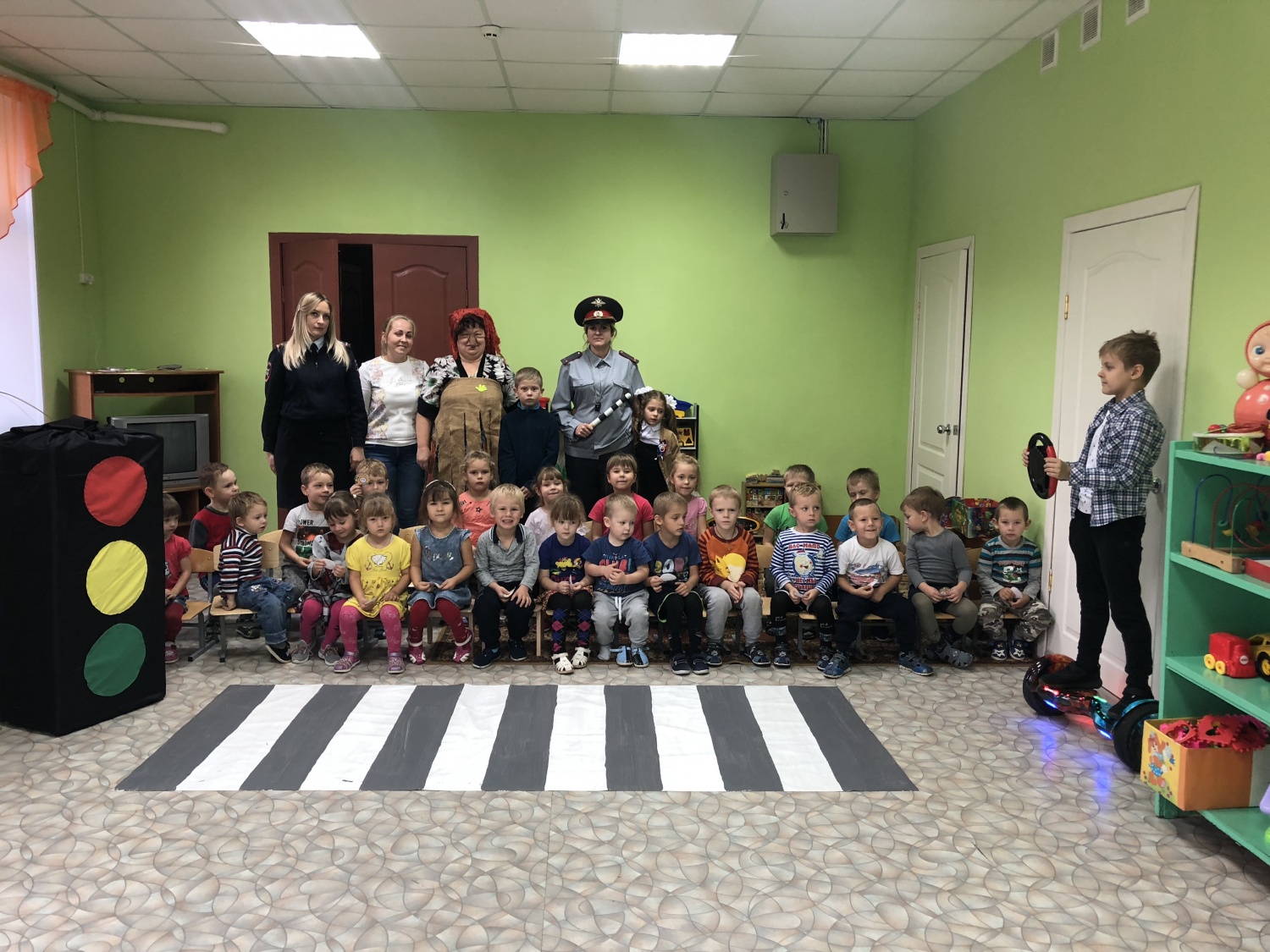 Воспитание грамотных участников дорожного движения должно начинаться в самом раннем возрасте. Именно поэтому активная работа по профилактике детского травматизма в Мокшанском районе ведется, начиная с детского сада.