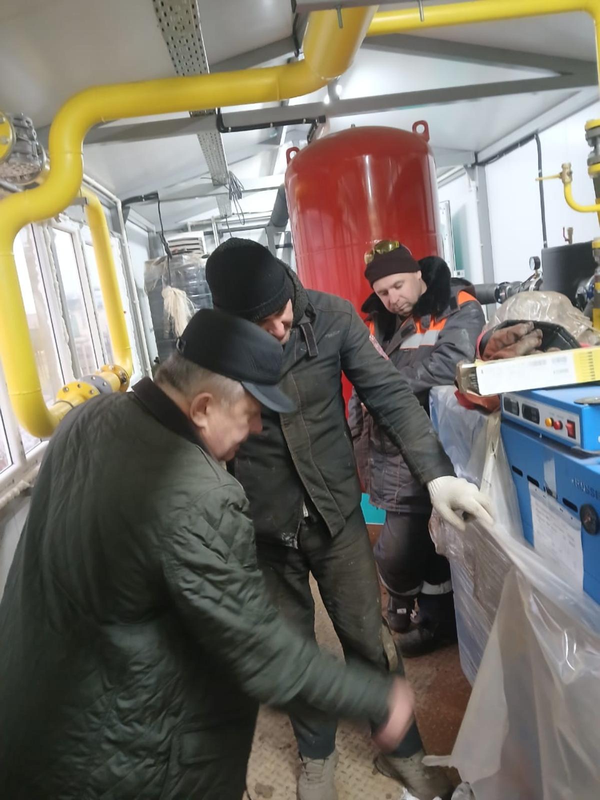 Глава Мокшанского района Н.Н.Тихомиров проконтролировал установку котельной в здании школы №1 р.п. Мокшан.