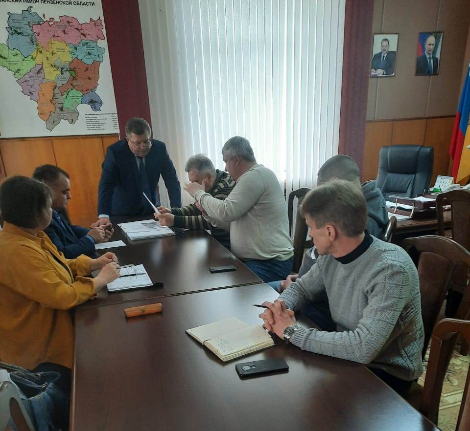 Глава администрации Мокшанского района провел рабочее совещание по вопросу ремонта здания Районного дома культуры. Глава администрации Мокшанского района провел рабочее совещание по вопросу ремонта здания Районного дома культуры.