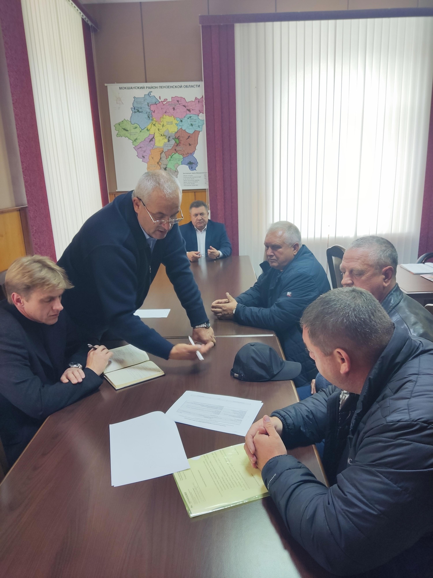 Глава администрации Мокшанского района Н.Н.Тихомиров провел совещание по вопросу строительства ангаров для зерна  группой «Черкизово» в Успенском с/с.