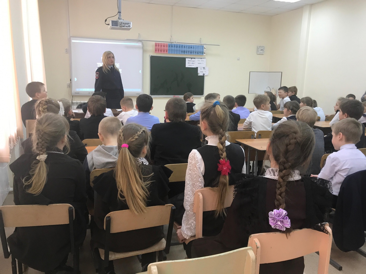 Сотрудники ГИБДД  провели профилактическую беседу в школе на тему безопасности дорожного движения в МБОУ СОШ с. Рамзай