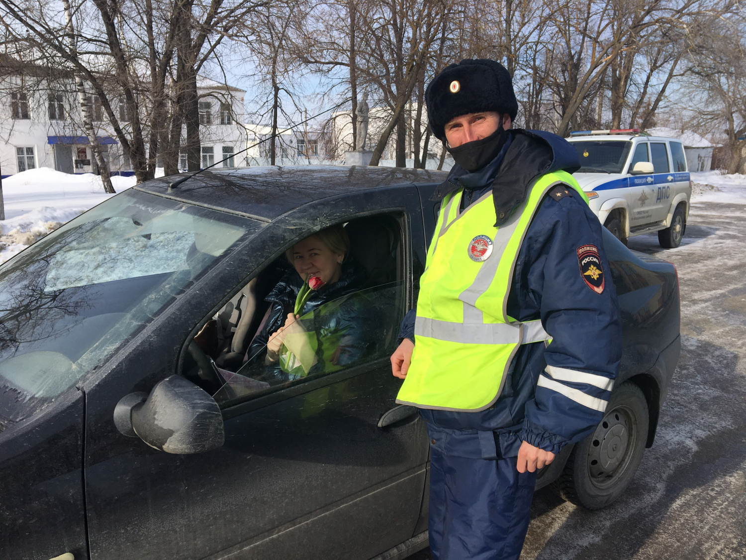 Сотрудники Госавтоинспекции в р.п. Мокшан провели акцию «Цветы для автоледи»