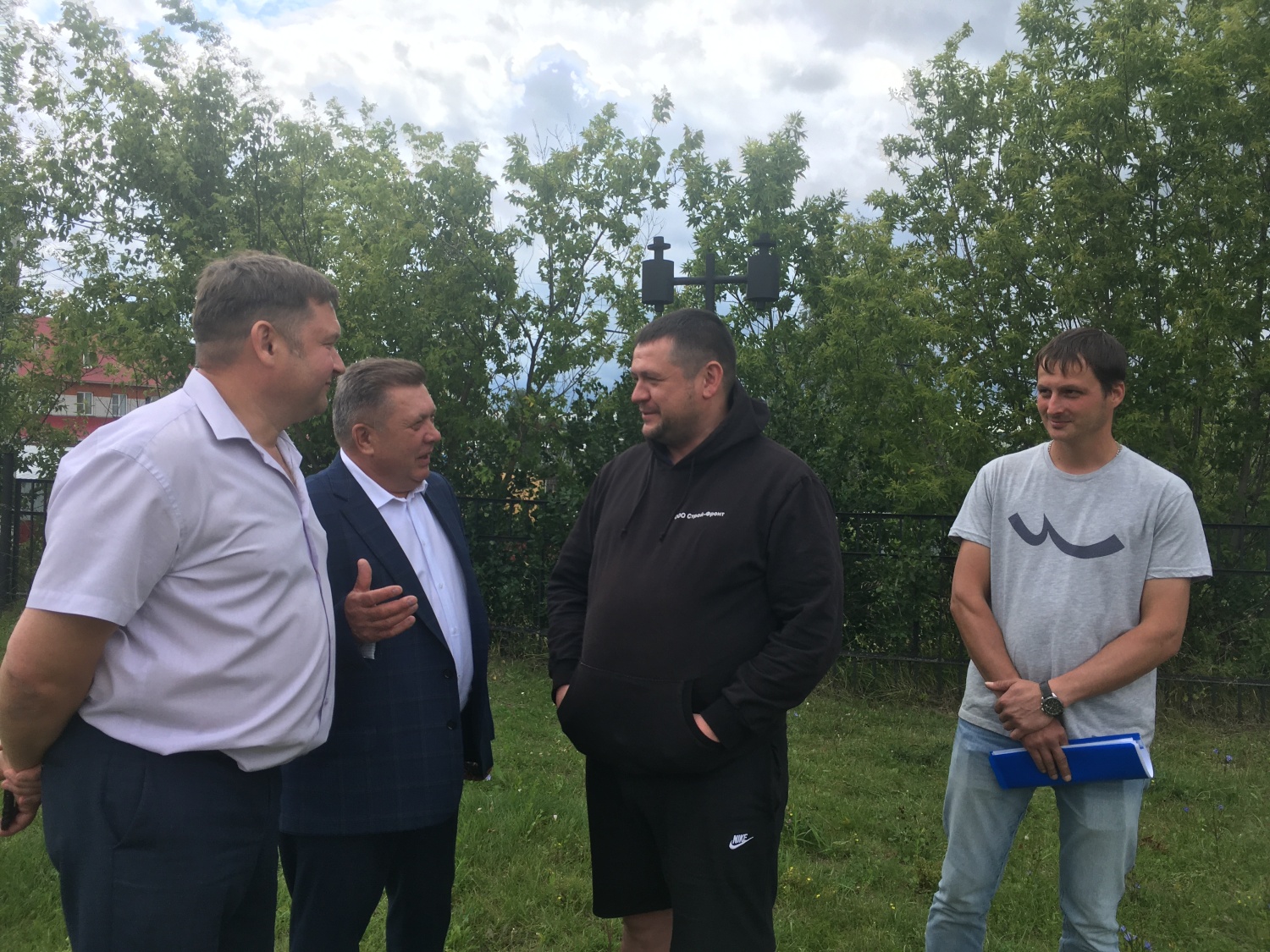Глава Мокшанского района Н.Н. Тихомиров провел рабочую планерку в МБОУ СОШ №1 р.п. Мокшан, где ведется строительство  многофункциональной спортивной площадки в рамках социального проекта "Газпром - детям"