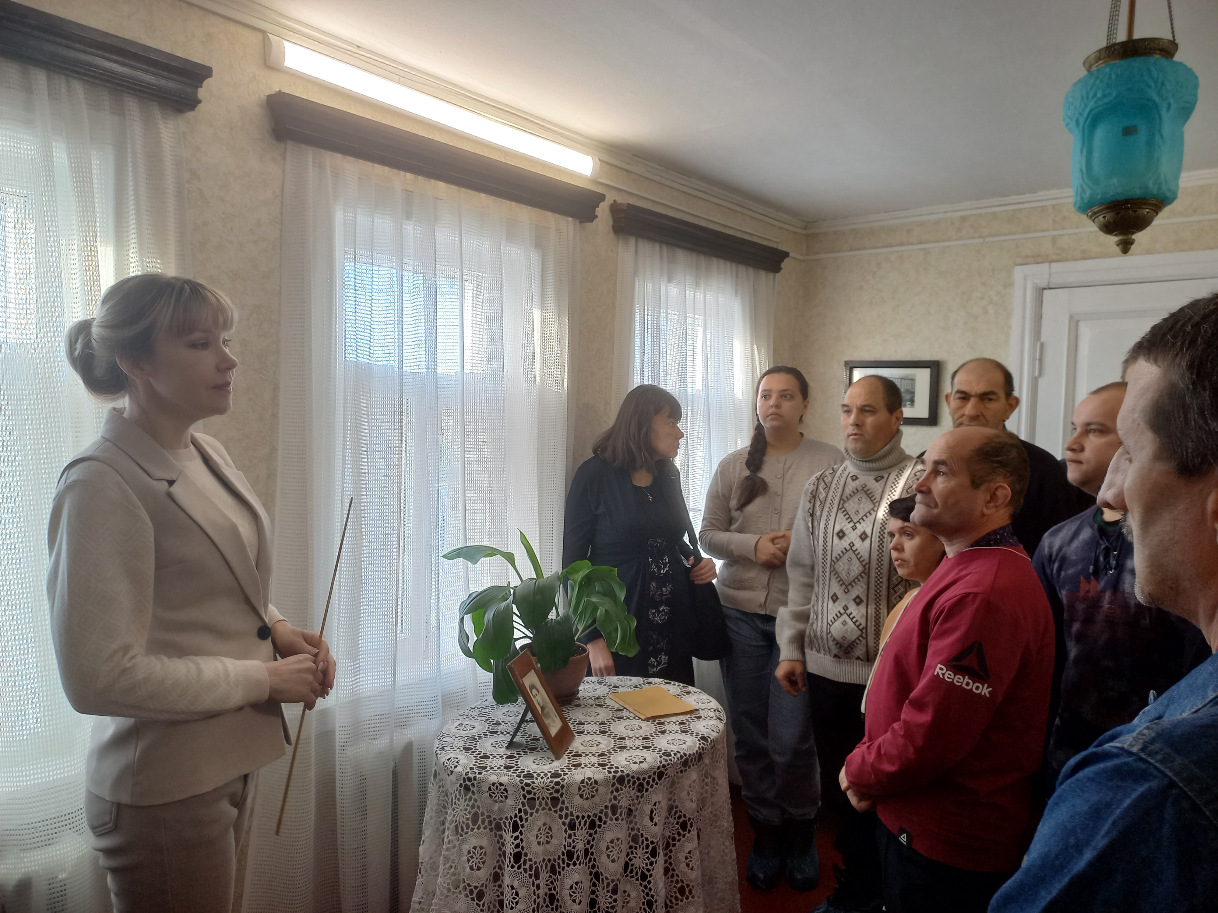Сотрудники музея провели обзорную экскурсию по Дому писателя