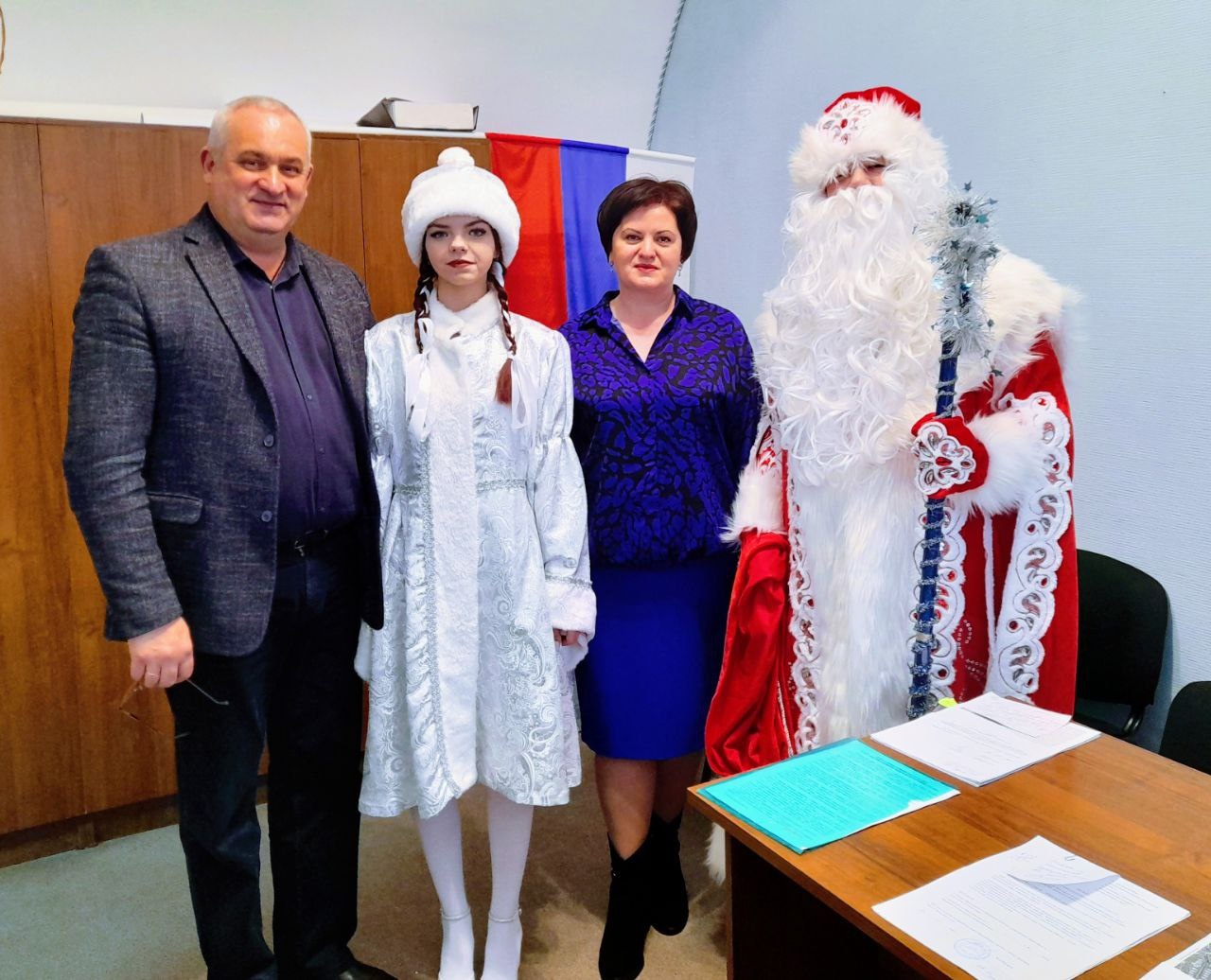 26 .12 .2023 года, в преддверии самого ожидаемого и любимого праздника с Наступающим Новым годом сотрудников администрации Мокшанского района поздравили юные Дед Мороз и Снегурочка - активисты движения «Движение Первых». 26 .12 .2023 года, в преддверии самого ожидаемого и любимого праздника с Наступающим Новым годом сотрудников администрации Мокшанского района поздравили юные Дед Мороз и Снегурочка - активисты движения «Движение Первых».