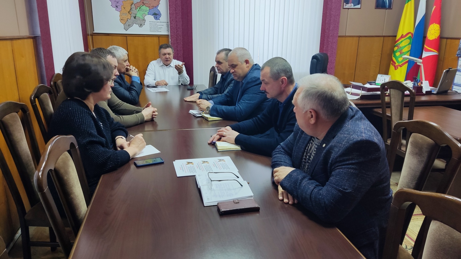 Глава Мокшанского района Н.Н.Тихомиров провел еженедельное оперативное совещание по вопросам социального характера.