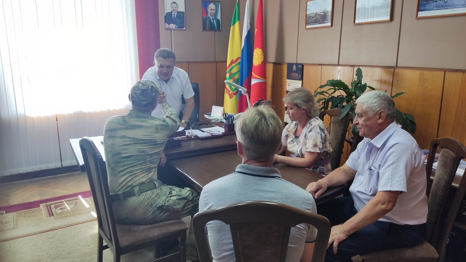 Глава Мокшанского района Н.Н.Тихомиров встретился с военнослужащим из р.п.Мокшана , приехавшего в отпуск из зоны СВО. Глава Мокшанского района Н.Н.Тихомиров встретился с военнослужащим из р.п.Мокшана , приехавшего в отпуск из зоны СВО.