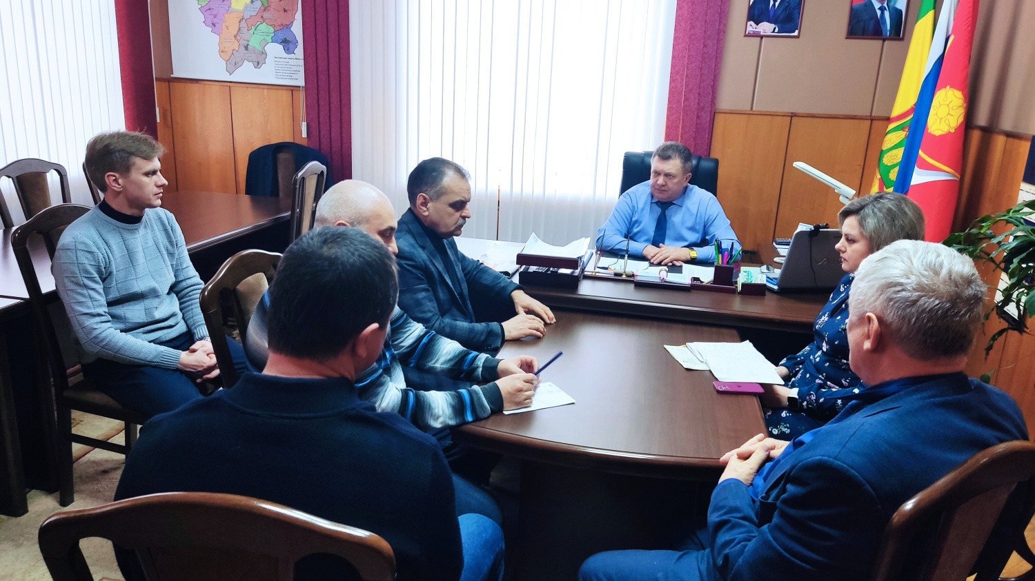Глава администрации Мокшанского района Н.Н.Тихомиров провел совещание рабочей группы по КШУ. Глава администрации Мокшанского района Н.Н.Тихомиров провел совещание рабочей группы по КШУ.