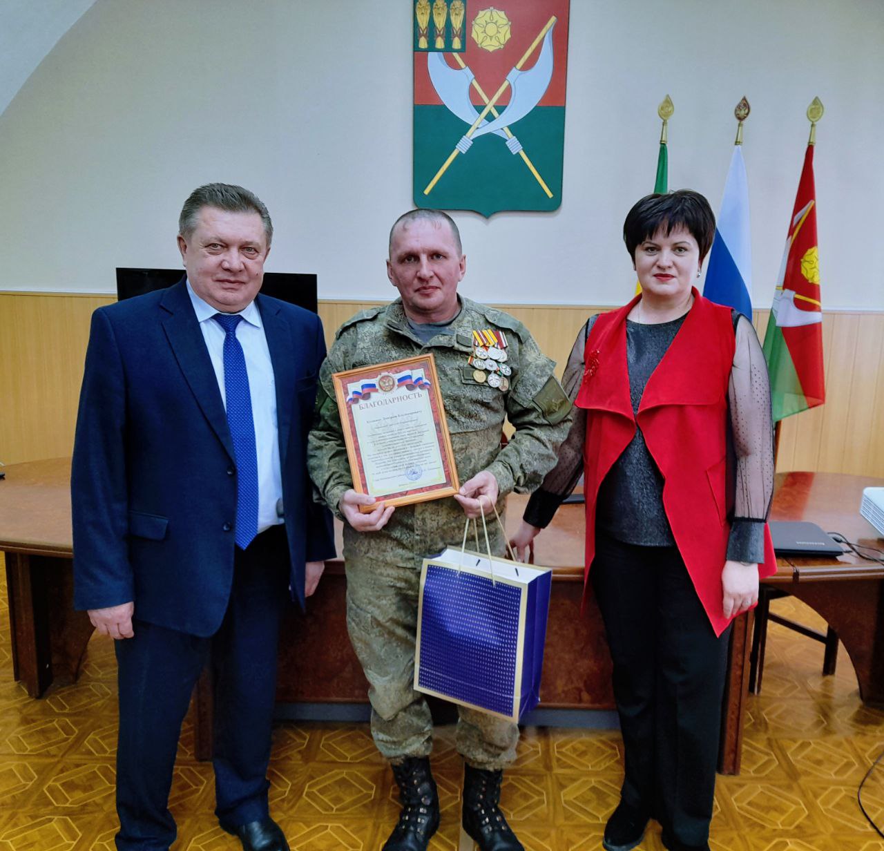 В преддверии Дня защитника Отечества, 22 февраля, наградил Благодарностью Главы Мокшанского района участника специальной военной операции Дмитрия Кусакина из села Нечаевка.