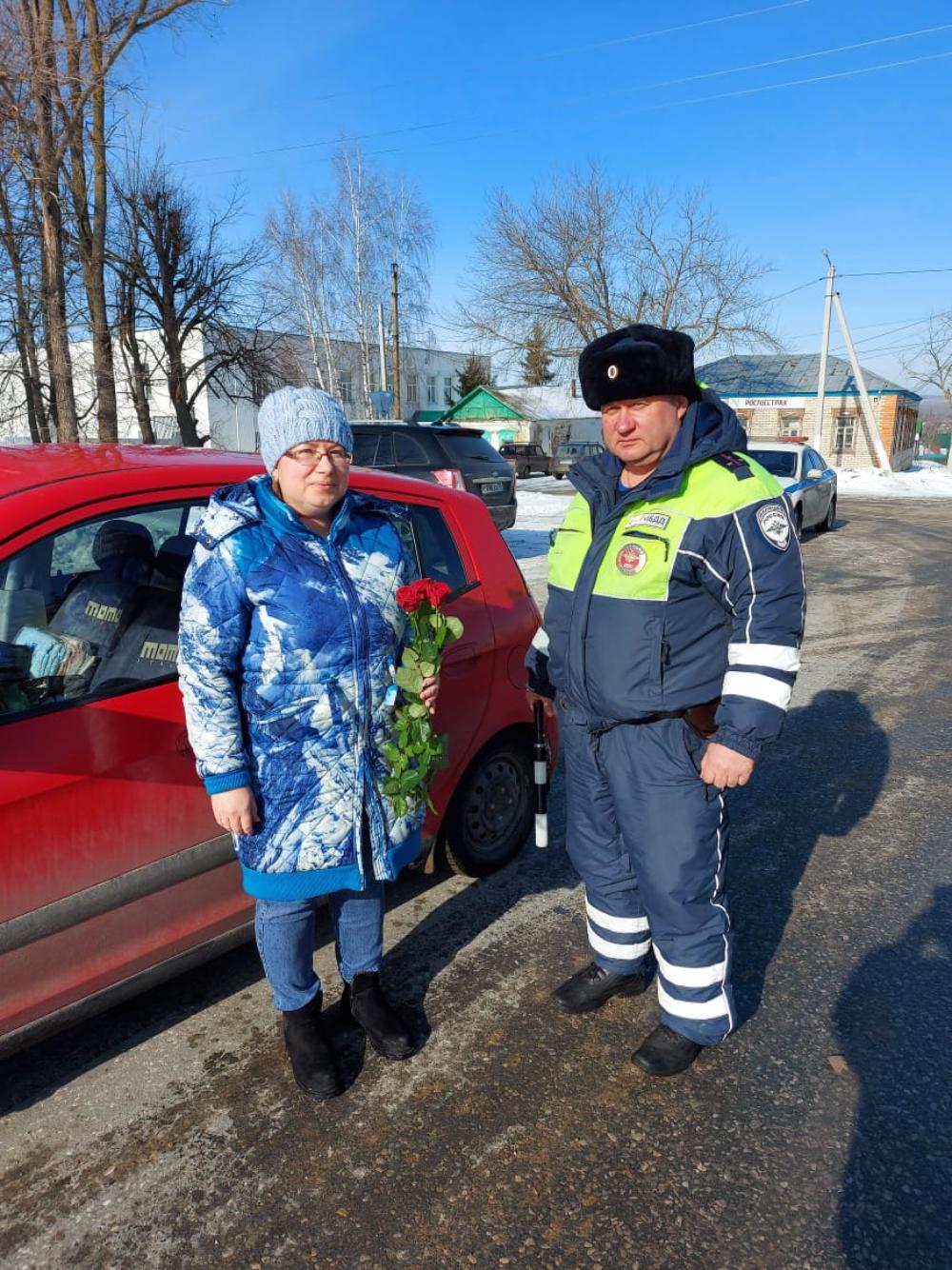 Сотрудники Госавтоинспекции в р.п. Мокшан провели акцию «Цветы для автоледи»