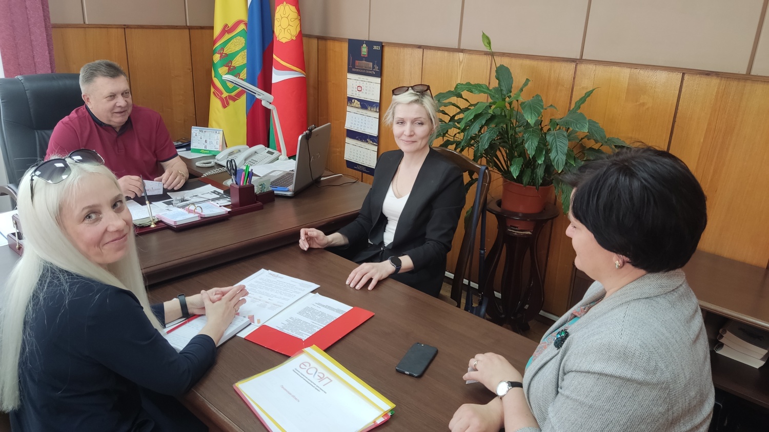 Глава Мокшанского района Н.Н.Тихомиров провел встречу представителями компании ООО»Ваш Эксперт – Регионы». Глава Мокшанского района Н.Н.Тихомиров провел встречу представителями компании ООО»Ваш Эксперт – Регионы».