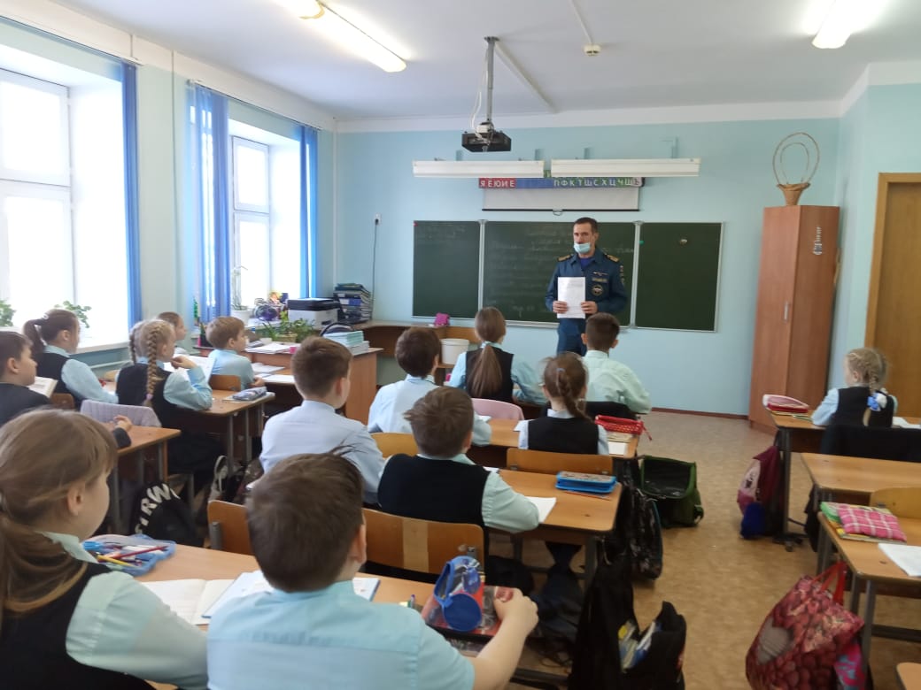 8 декабря в МБОУ СОШ1 в классах прошли беседы с государственным инспектором ГИМС МЧС России Мотышеным Леонидом Петровичем на тему:"Безопасность на водных объектах в зимнее время" 8 декабря в МБОУ СОШ1 в классах прошли беседы с государственным инспектором ГИМС МЧС России Мотышеным Леонидом Петровичем на тему:"Безопасность на водных объектах в зимнее время"