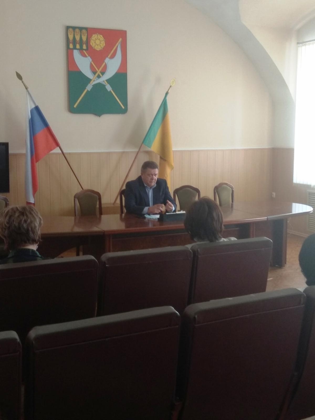 Глава администрации Мокшанского района Н.Н.Тихомиров провел совещание по вопросу вакцинации от "COVID-19". Глава администрации Мокшанского района Н.Н.Тихомиров провел совещание по вопросу вакцинации от "COVID-19".