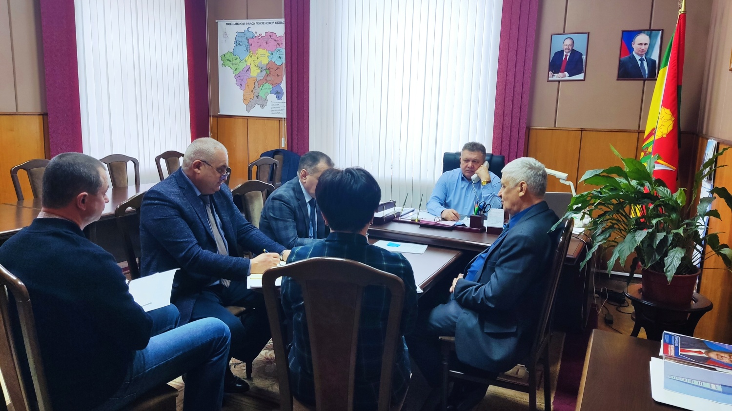 Глава Мокшанского района Н.Н.Тихомиров провел еженедельное оперативное совещание по вопросам социального характера.