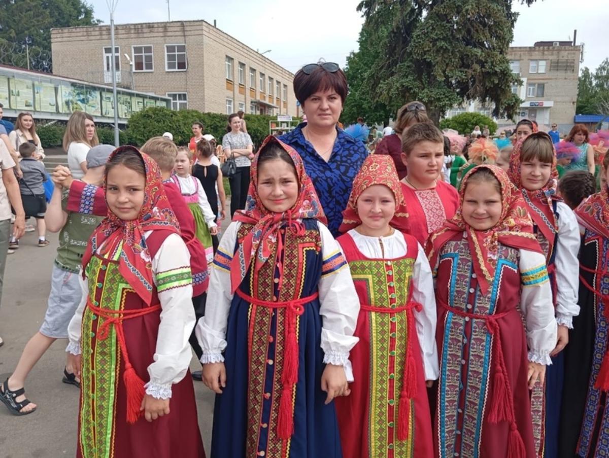 На центральной площади р.п. Мокшан прошел детский праздник «Здравствуй, солнечное лето».