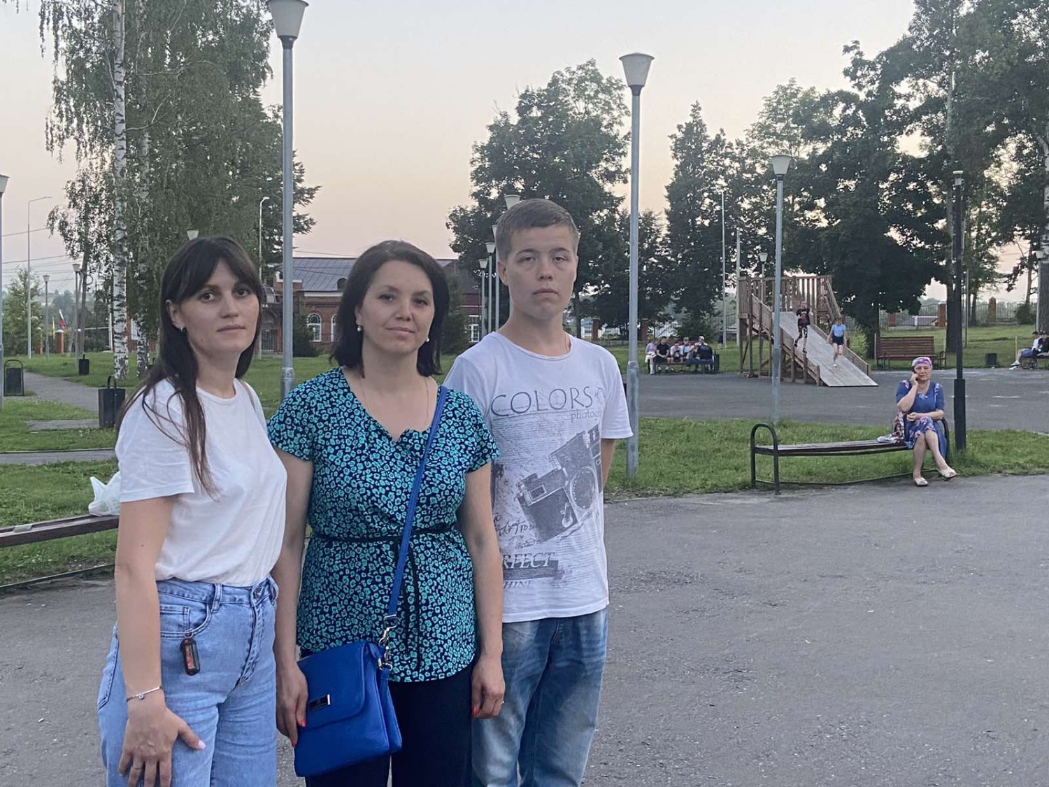 Народная дружина р.п. Мокшан совместно с сотрудниками Полиции и отрядом содействия полиции «Тигр» обеспечивали соблюдение общественного порядка в вечернее время, а также при проведении праздничного мероприятия, посвященного Дню семьи, любви и верности
