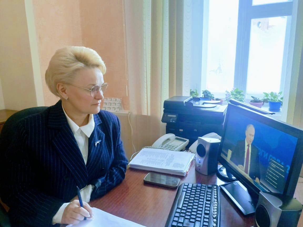 Исполняющий полномочия главы Мокшанского района Решетченко А.В. просмотрела прямую линию Президента России.