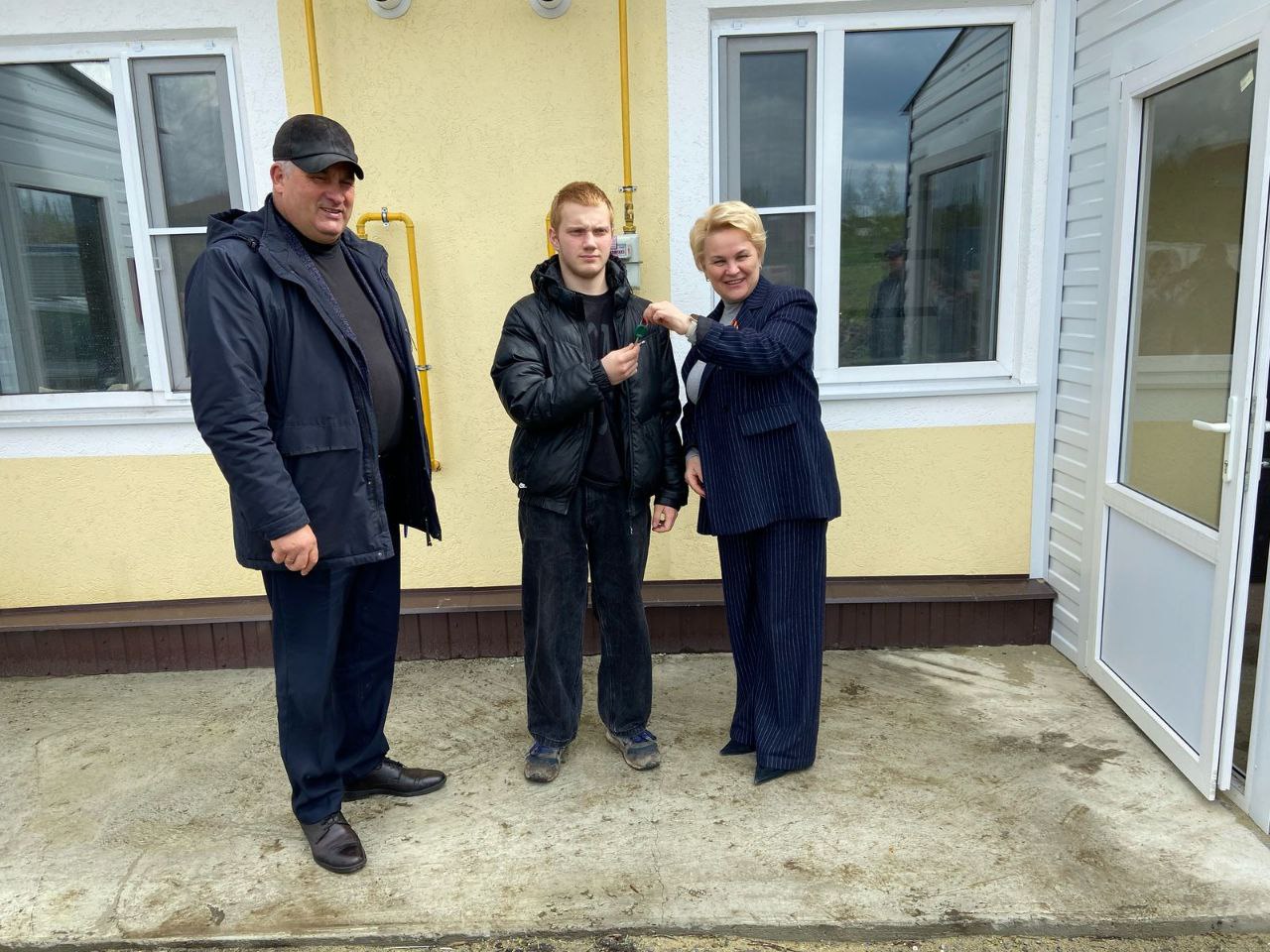 Глава Мокшанского района Решетченко А.В. вручила ключи новоселу Глава Мокшанского района Решетченко А.В. вручила ключи новоселу