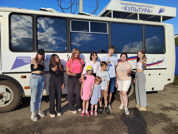 16 августа состоялся очередной выезд молодежной концертной бригады фестиваля дворового досуга "Лето в движении". 16 августа состоялся очередной выезд молодежной концертной бригады фестиваля дворового досуга "Лето в движении".