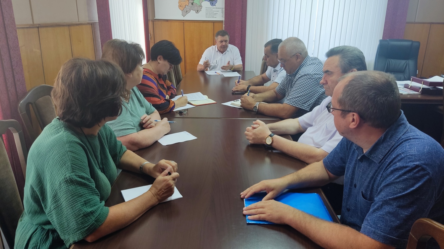 Глава Мокшанского района Н.Н.Тихомиров провел рабочее совещание.