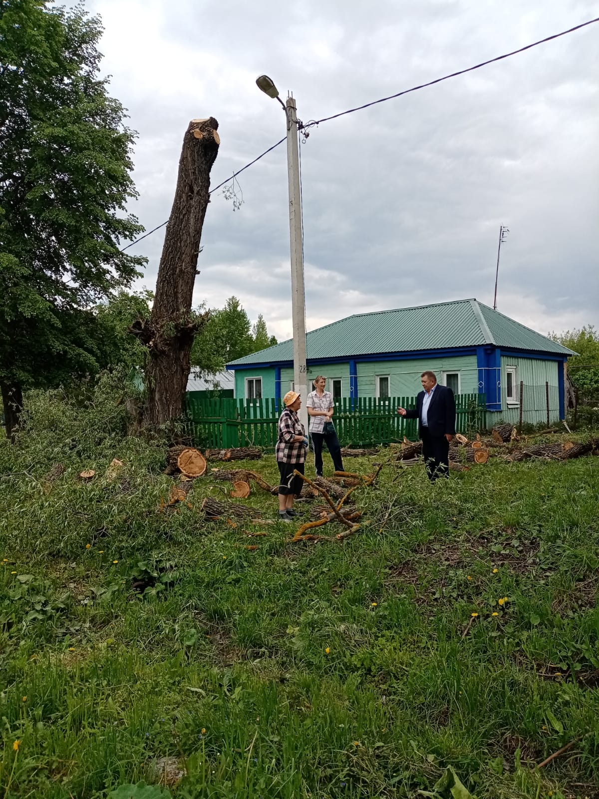 Глава Мокшанского района Н.Н.Тихомиров посетил жителей с.Долгоруково . Глава Мокшанского района Н.Н.Тихомиров посетил жителей с.Долгоруково .