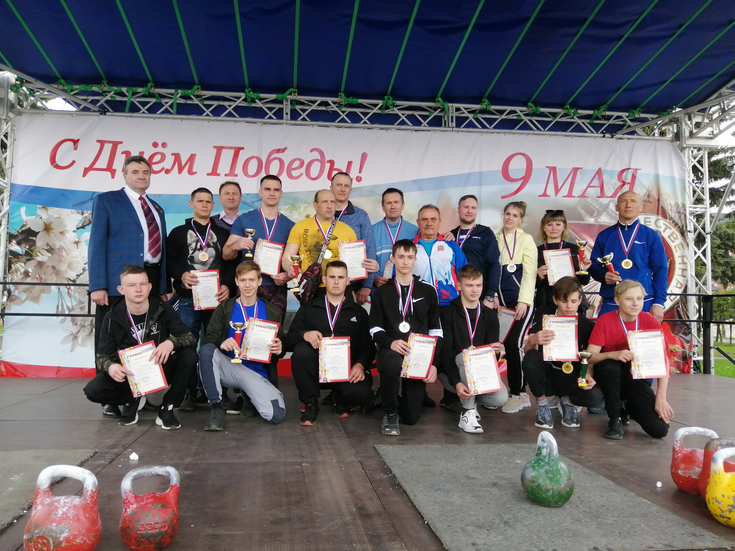9 мая на центральной площади р.п. Мокшан прошли открытые соревнования по гиревому спорту, посвященный Дню Победы.