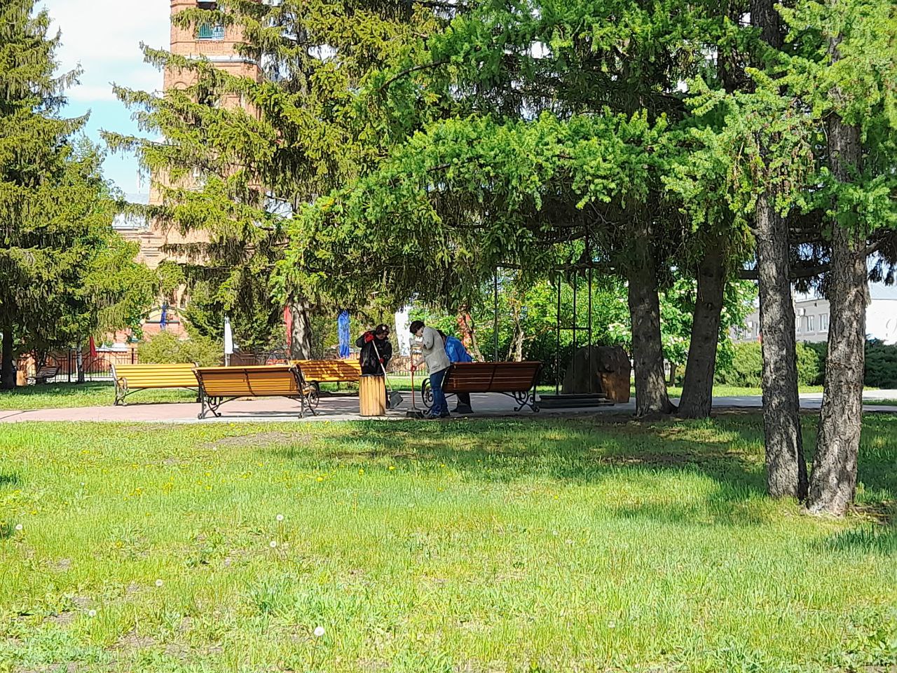 Коллектив администрации Мокшанского района принял участие в «санитарной пятнице» Коллектив администрации Мокшанского района принял участие в «санитарной пятнице»