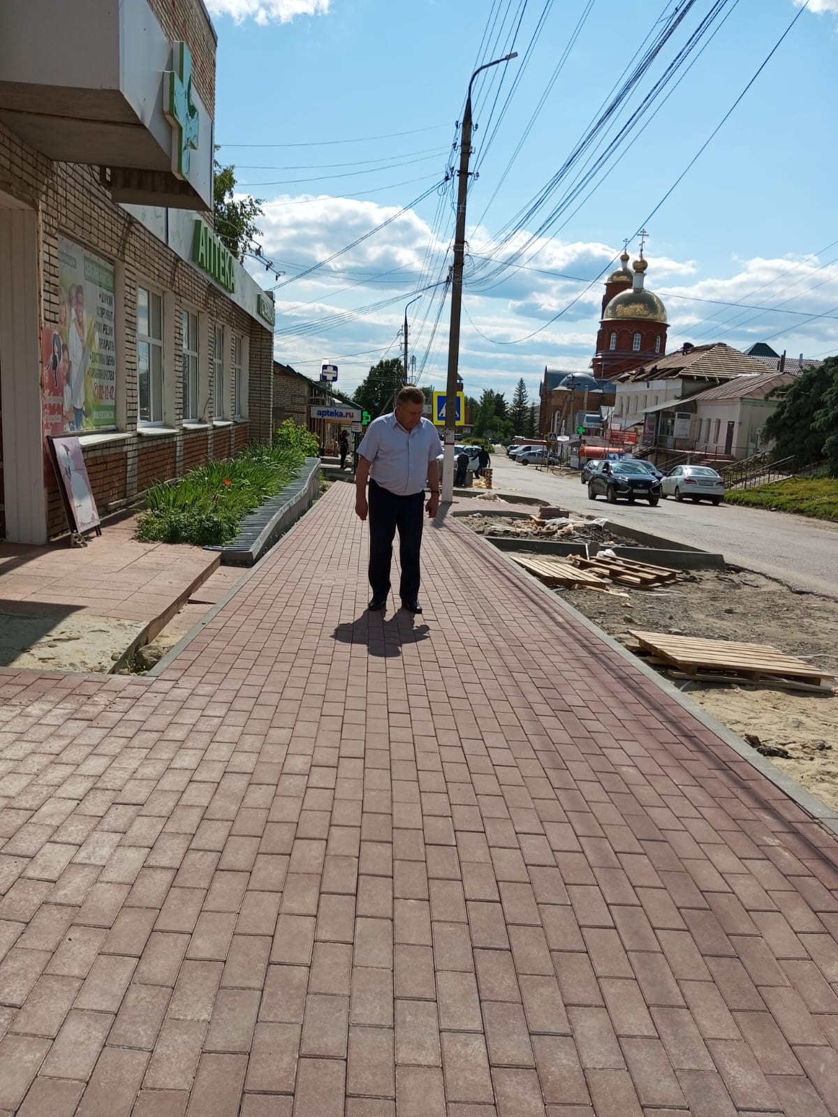 Глава Мокшанского района Н.Н.Тихомиров проверил качество выполнения работ по благоустройству объекта "Участок улицы Поцелуева" .