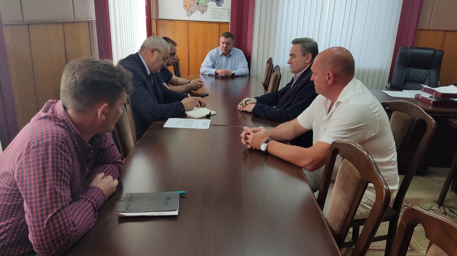 Глава Мокшанского района Н.Н.Тихомиров провел рабочее совещание.
