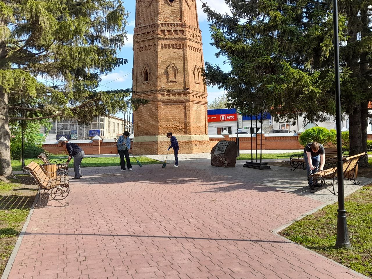 Сотрудники администрации Мокшанского района навели порядок в сквере по улице Поцелуева