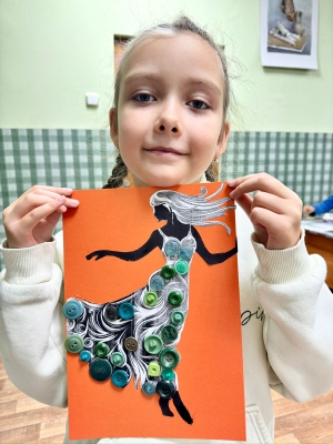 Учащиеся 2 класса художественного отделения ДШИ совместно с преподавателем Подрубилиной С.В. изготовили панно-подарок, чтобы поздравить своих близких с Днем матери. 