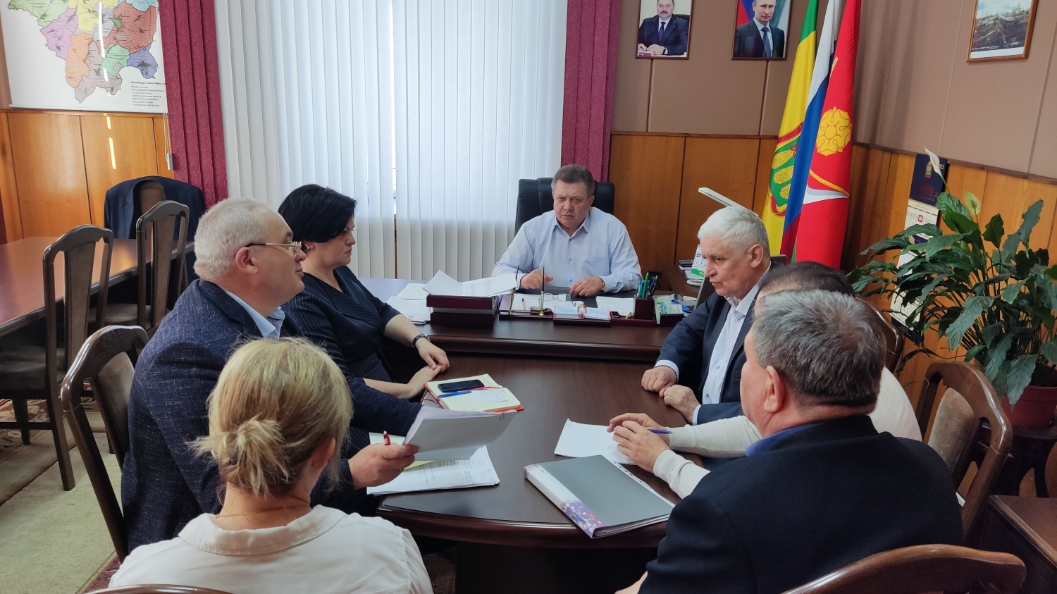 Глава Мокшанского района Н.Н.Тихомиров провел рабочее совещание по проведению  месячника и благоустройства на территории района.