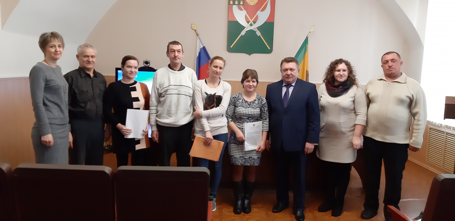 Многодетным семьям, проживающим на территории Мокшанского района, были вручены выписки из решений о выделении им социальных выплат на улучшение жилищных условий Многодетным семьям, проживающим на территории Мокшанского района, были вручены выписки из решений о выделении им социальных выплат на улучшение жилищных условий