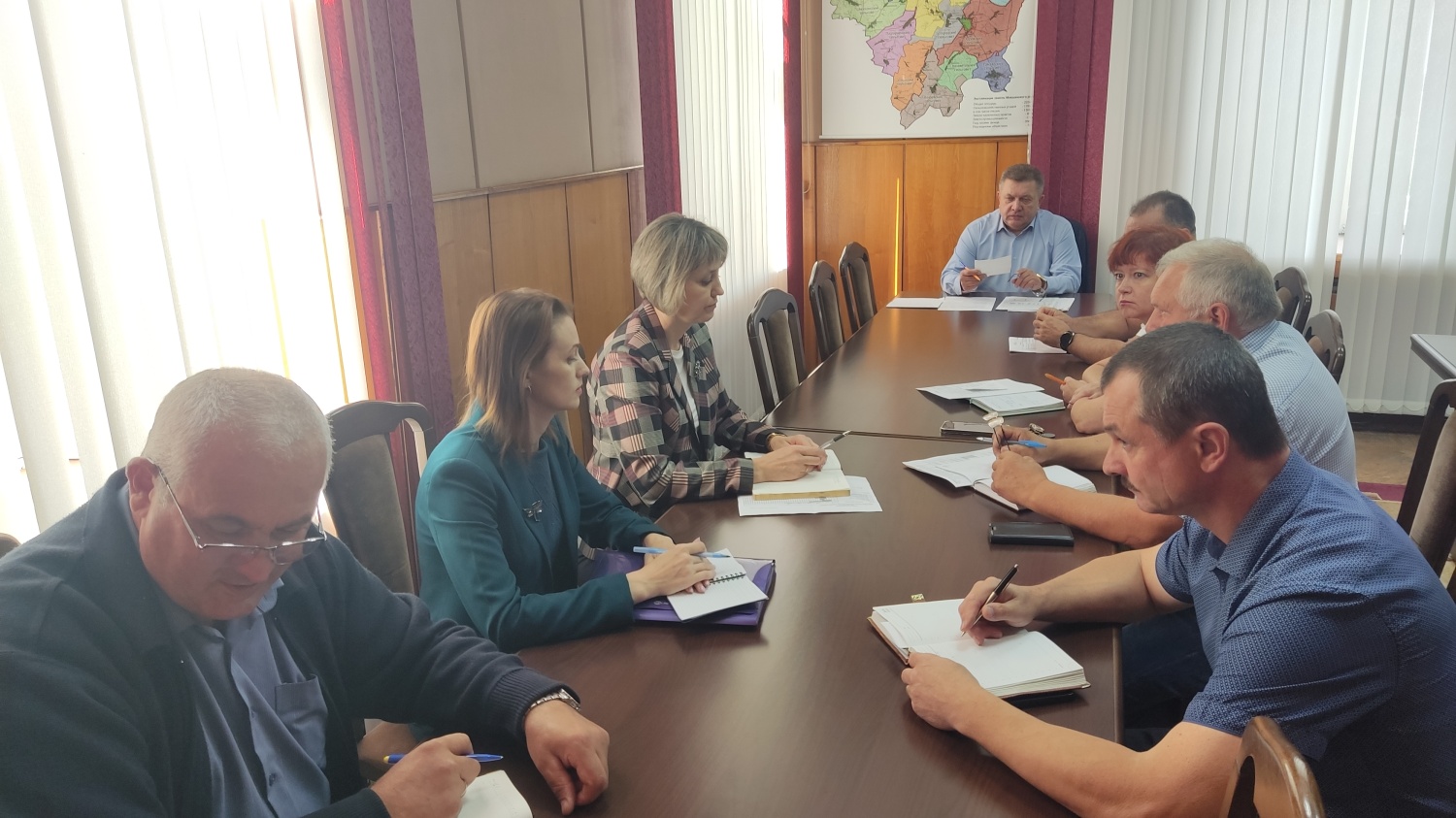 Глава Мокшанского района Н. Н.Тихомиров провел совещание по социально-экономическим вопросам.